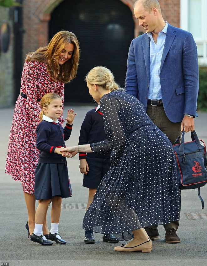 Một loạt khoảnh khắc bá đạo của Công chúa Charlotte trong ngày đầu tiên đến trường khiến ai cũng thích thú - Ảnh 2.