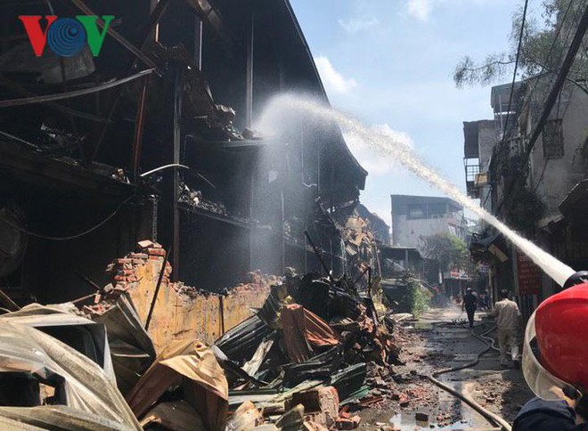 Bộ Y tế cảnh báo về sức khỏe của người dân sau vụ cháy Công ty Rạng Đông - Ảnh 1. Bộ Y tế cảnh báo về sức khỏe của người dân sau vụ cháy Công ty Rạng Đông - Ảnh 1.