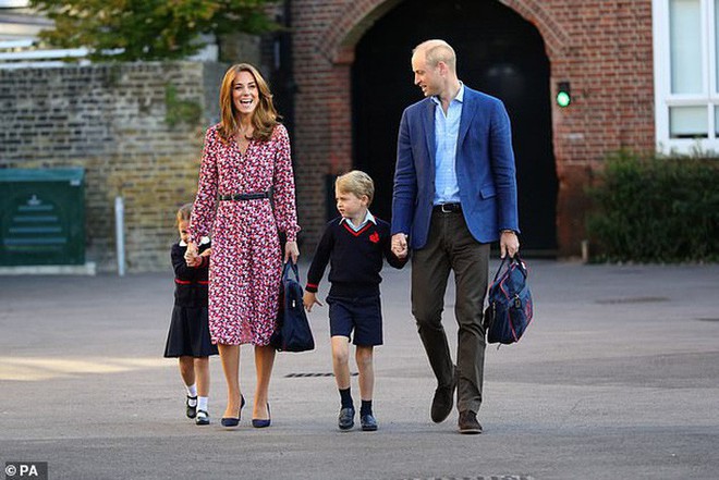 Kate Middleton mặc lại v&aacute;y cũ đưa con đi học nhưng bất ngờ nhất l&agrave; c&ocirc; gi&aacute;o của 2 con: Bụng bầu vượt mặt vẫn diện v&aacute;y đắt hơn cả c&ocirc;ng nương - Ảnh 1.