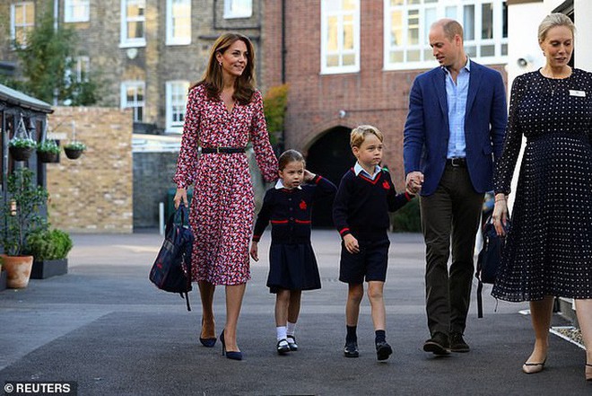 Kate Middleton mặc lại váy cũ đưa con đi học nhưng bất ngờ nhất là cô giáo của 2 con: Bụng bầu vượt mặt vẫn diện váy đắt hơn cả công nương - Ảnh 2.