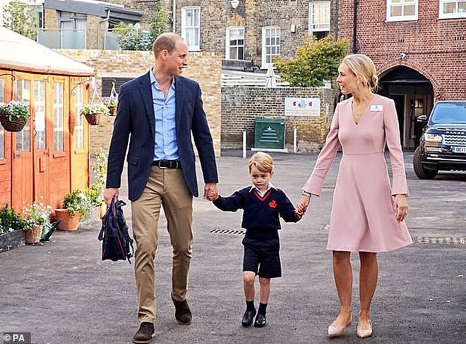 Kate Middleton mặc lại v&aacute;y cũ đưa con đi học nhưng bất ngờ nhất l&agrave; c&ocirc; gi&aacute;o của 2 con: Bụng bầu vượt mặt vẫn diện v&aacute;y đắt hơn cả c&ocirc;ng nương - Ảnh 10.