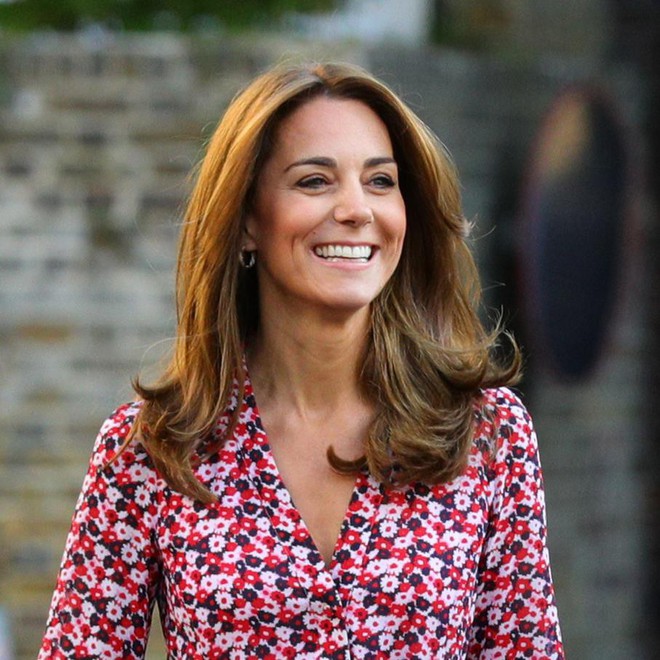 Kate Middleton mặc lại v&aacute;y cũ đưa con đi học nhưng bất ngờ nhất l&agrave; c&ocirc; gi&aacute;o của 2 con: Bụng bầu vượt mặt vẫn diện v&aacute;y đắt hơn cả c&ocirc;ng nương - Ảnh 5.