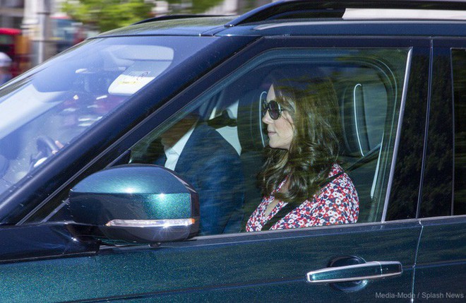 Kate Middleton mặc lại v&aacute;y cũ đưa con đi học nhưng bất ngờ nhất l&agrave; c&ocirc; gi&aacute;o của 2 con: Bụng bầu vượt mặt vẫn diện v&aacute;y đắt hơn cả c&ocirc;ng nương - Ảnh 6.