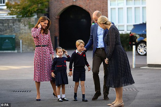 Kate Middleton mặc lại v&aacute;y cũ đưa con đi học nhưng bất ngờ nhất l&agrave; c&ocirc; gi&aacute;o của 2 con: Bụng bầu vượt mặt vẫn diện v&aacute;y đắt hơn cả c&ocirc;ng nương - Ảnh 7.