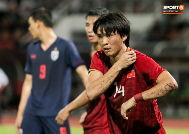 Khoảnh khắc Tuấn Anh nằm sân đau đớn khiến fan Việt Nam thót tim trong trận hoà tuyển Thái Lan - Ảnh 4.