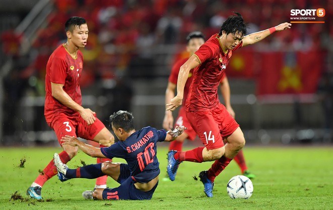 Khoảnh khắc Tuấn Anh nằm sân đau đớn khiến fan Việt Nam thót tim trong trận hoà tuyển Thái Lan - Ảnh 9.
