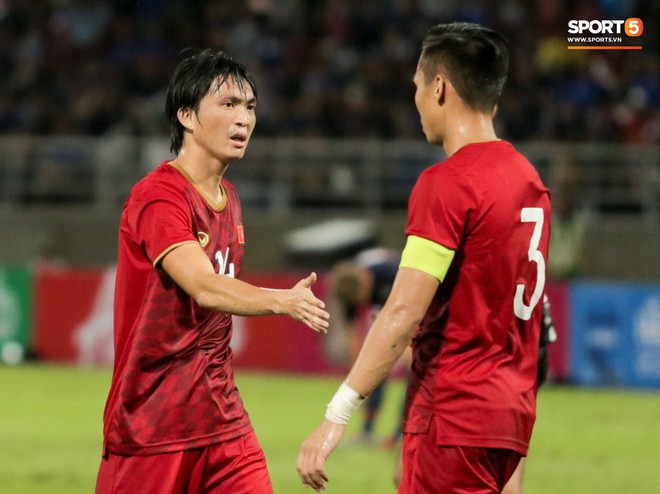 Khoảnh khắc Tuấn Anh nằm sân đau đớn khiến fan Việt Nam thót tim trong trận hoà tuyển Thái Lan - Ảnh 13.