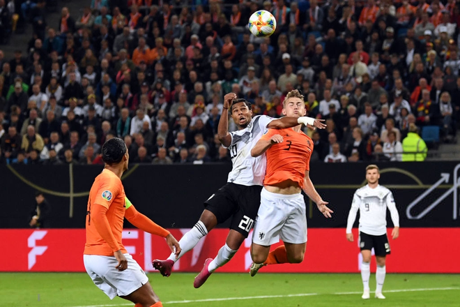 V&ograve;ng loại Euro 2020: Trung vệ điển trai bậc nhất thế giới mắc sai lầm si&ecirc;u ngớ ngẩn, H&agrave; Lan vẫn khiến Đức nhận thất bại đau đớn chưa từng c&oacute; trong lịch sử - Ảnh 2.