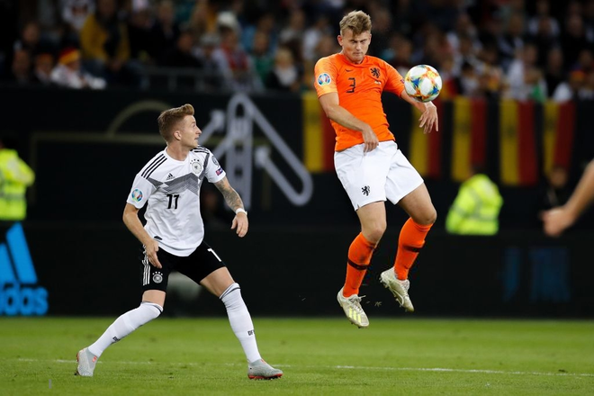 V&ograve;ng loại Euro 2020: Trung vệ điển trai bậc nhất thế giới mắc sai lầm si&ecirc;u ngớ ngẩn, H&agrave; Lan vẫn khiến Đức nhận thất bại đau đớn chưa từng c&oacute; trong lịch sử - Ảnh 3.
