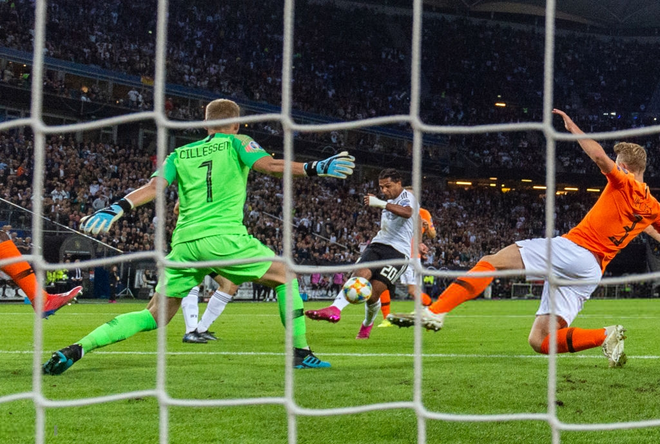 Vòng loại Euro 2020: Trung vệ điển trai bậc nhất thế giới mắc sai lầm siêu ngớ ngẩn, Hà Lan vẫn khiến Đức nhận thất bại đau đớn chưa từng có trong lịch sử - Ảnh 5.