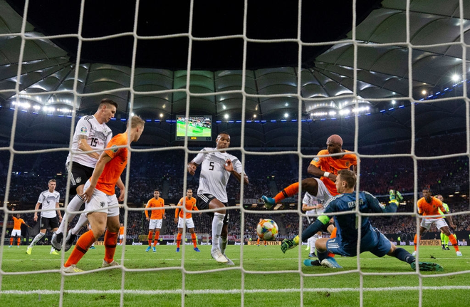 V&ograve;ng loại Euro 2020: Trung vệ điển trai bậc nhất thế giới mắc sai lầm si&ecirc;u ngớ ngẩn, H&agrave; Lan vẫn khiến Đức nhận thất bại đau đớn chưa từng c&oacute; trong lịch sử - Ảnh 8.