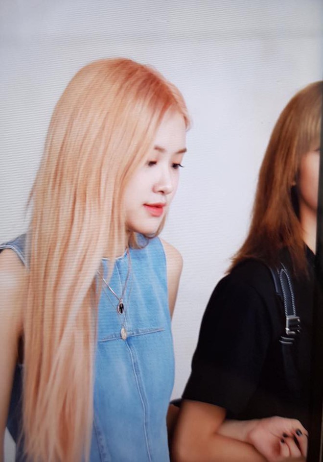 BLACKPINK lại g&acirc;y n&aacute;o loạn s&acirc;n bay: &ldquo;K&iacute;n cổng cao tường&rdquo; m&agrave; sao vẫn hot h&ograve;n họt thế n&agrave;y? - Ảnh 11.