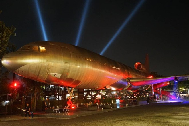 Cho&aacute;ng ngợp với qu&aacute;n cực sang chảnh l&agrave;m từ... một chiếc m&aacute;y bay ở Bangkok, chẳng biết l&agrave; đang đi bar hay đi bay nữa? - Ảnh 1.