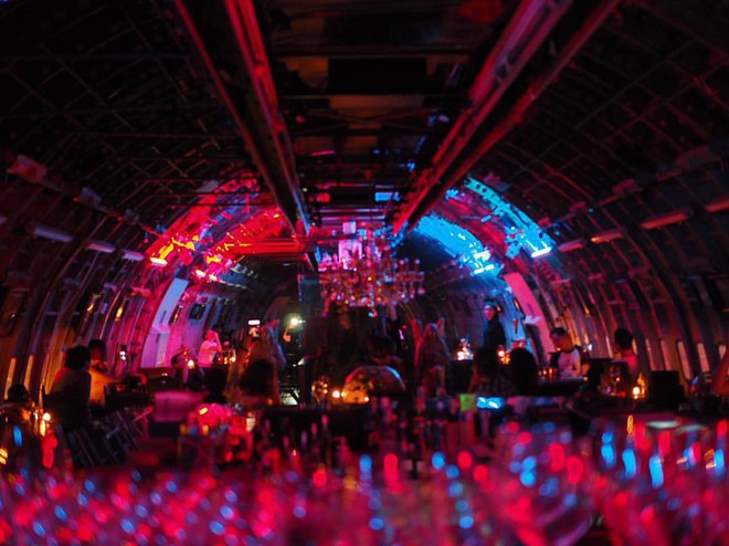 Cho&aacute;ng ngợp với qu&aacute;n cực sang chảnh l&agrave;m từ... một chiếc m&aacute;y bay ở Bangkok, chẳng biết l&agrave; đang đi bar hay đi bay nữa? - Ảnh 11.