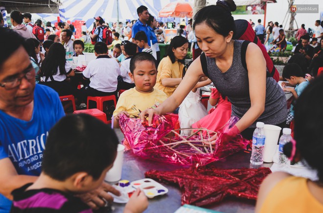 Ảnh: Hàng ngàn trẻ em nghèo ở Sài Gòn làm đèn ông sao đón Tết trung thu sớm - Ảnh 6.