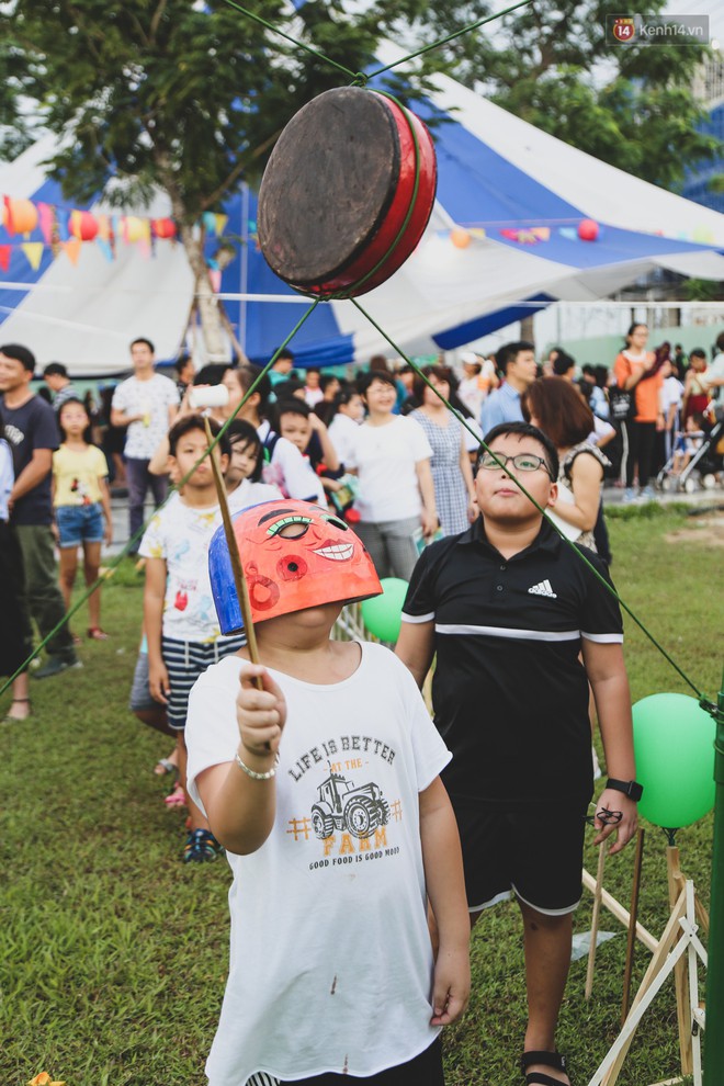 Ảnh: Hàng ngàn trẻ em nghèo ở Sài Gòn làm đèn ông sao đón Tết trung thu sớm - Ảnh 10.