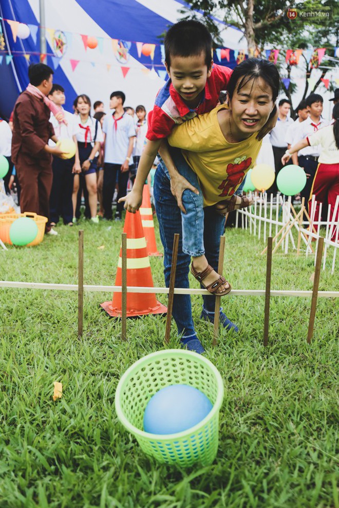 Ảnh: Hàng ngàn trẻ em nghèo ở Sài Gòn làm đèn ông sao đón Tết trung thu sớm - Ảnh 13.