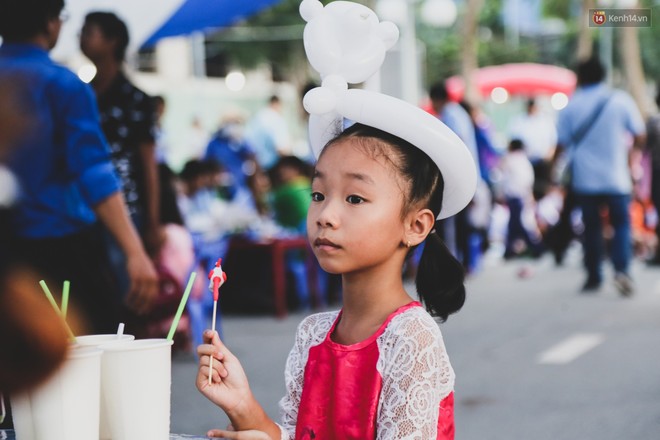 Ảnh: Hàng ngàn trẻ em nghèo ở Sài Gòn làm đèn ông sao đón Tết trung thu sớm - Ảnh 15.