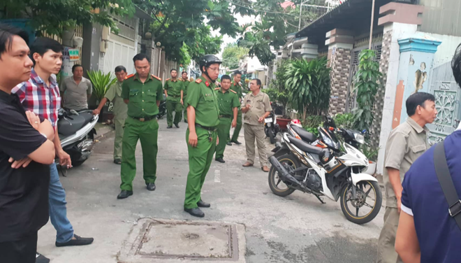 Bị mất chứng minh nh&acirc;n d&acirc;n, hai thanh ni&ecirc;n đang li&ecirc;n hoan bị c&ocirc;ng an đưa về trụ sở tạm giữ - Ảnh 1.