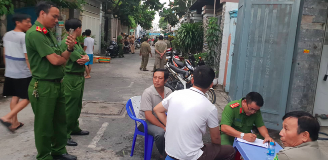 Bị mất chứng minh nh&acirc;n d&acirc;n, hai thanh ni&ecirc;n đang li&ecirc;n hoan bị c&ocirc;ng an đưa về trụ sở tạm giữ - Ảnh 2.