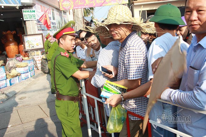 S&acirc;n Đồ Sơn qu&aacute; tải, người d&acirc;n giẫm l&ecirc;n nhau tr&egrave;o tường v&agrave;o xem chọi tr&acirc;u - Ảnh 2.