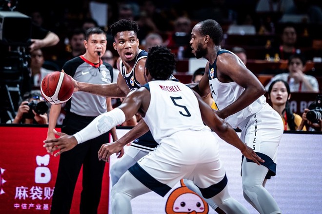 Nghiền nát Giannis Antetokounmpo, Mỹ hiên ngang tiến vào vòng loại trực tiếp FIBA World Cup 2019 - Ảnh 2.