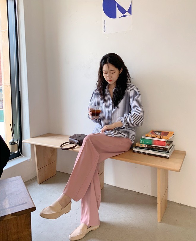 Đừng sơ vin m&atilde;i l&agrave;m g&igrave;, cuối tuần chị em h&atilde;y x&otilde;a với c&ocirc;ng thức &aacute;o thả ngo&agrave;i quần si&ecirc;u chất m&agrave; kh&ocirc;ng lo d&igrave;m d&aacute;ng - Ảnh 1.