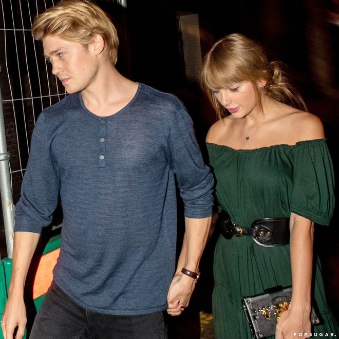 Taylor Swift cố t&igrave;nh nhắc kh&eacute;o bạn trai Joe Alwyn cầu h&ocirc;n bằng c&aacute;ch gửi gắm th&ocirc;ng điệp qua lời b&agrave;i h&aacute;t? - Ảnh 2.