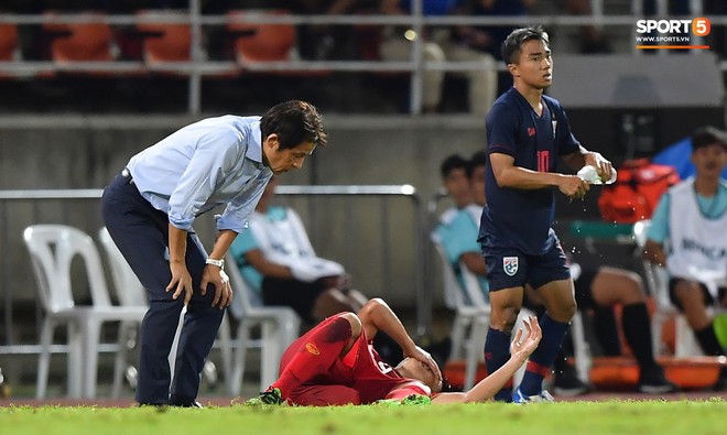 Dù bị fan Việt Nam ghét, Messi Thái Lan vẫn có hành động cực đẹp với Bùi Tiến Dũng sau tai nạn hy hữu - Ảnh 4.