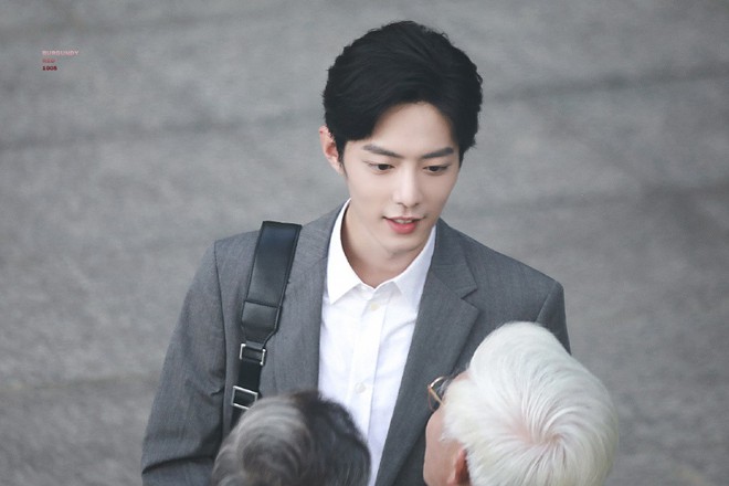 B&aacute;c sĩ nam thần hot nhất Cbiz hiện tại: Ảnh hậu trường chụp sương sương cũng đốn tim triệu fan - Ảnh 4.