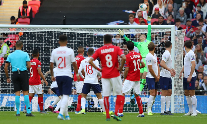 Đồng đội của Son Heung-min lập hat-trick, tuyển Anh đặt một chân đến VCK Euro 2020 - Ảnh 9.