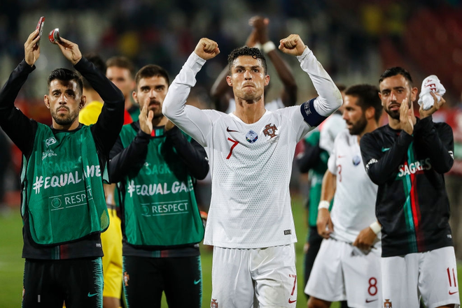 Vòng loại Euro 2020: Bị CĐV đối phương dùng Messi để chế giễu, Ronaldo đáp lại đanh thép thế này đây - Ảnh 6.