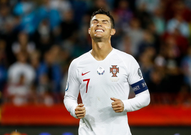 Vòng loại Euro 2020: Bị CĐV đối phương dùng Messi để chế giễu, Ronaldo đáp lại đanh thép thế này đây - Ảnh 2.