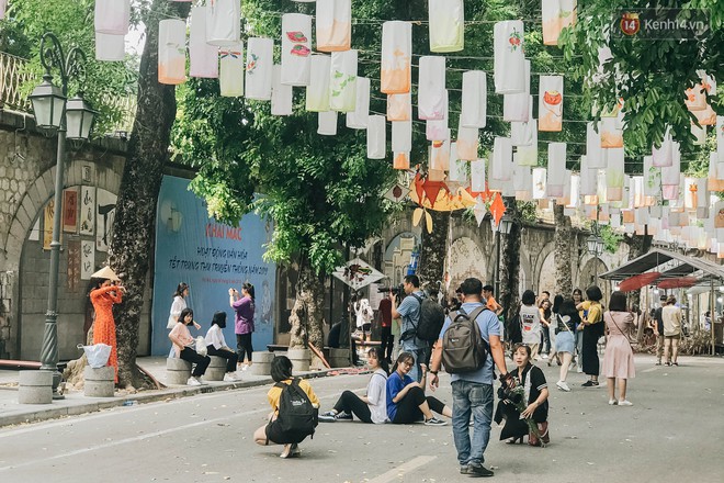 Rủ bạn check in con phố hot nhất Hà Nội mùa Trung thu, ngờ đâu lại nghẹt thở vì thực tế không như lời đồn - Ảnh 6.