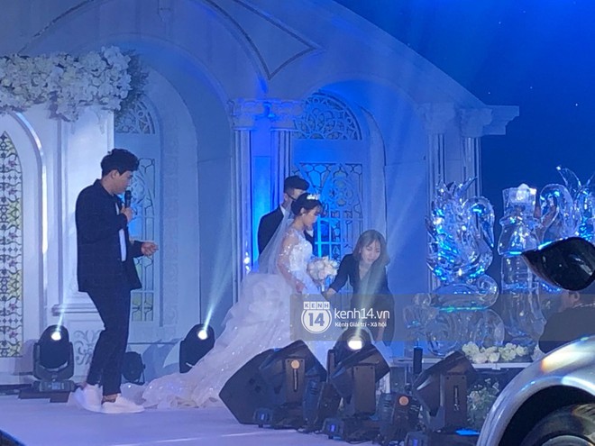 Đám cưới con gái đại gia Minh Nhựa: Cảnh cha đưa ái nữ vào lễ đường bằng siêu xe 80 tỷ gây sốt, dàn khách mời toàn MC, ca sĩ, đại gia - Ảnh 13.