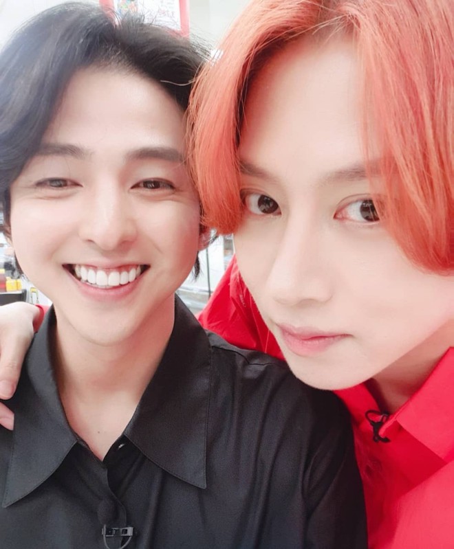 Heechul hội ngộ nam thần điển trai nhất Super Junior một thời gây bão mạnh, đều đã U40 mà vẫn trẻ đẹp đến ngỡ ngàng - Ảnh 1.