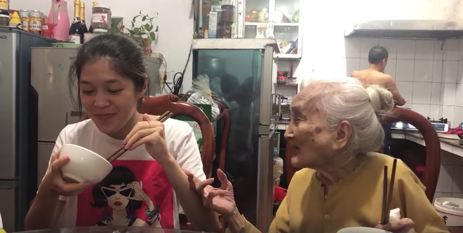Clip: Cụ bà 94 tuổi móm mém hát, nhắc nhở cháu gái lấy chồng khiến dân mạng cười ngặt nghẽo vì quá dễ thương - Ảnh 2.