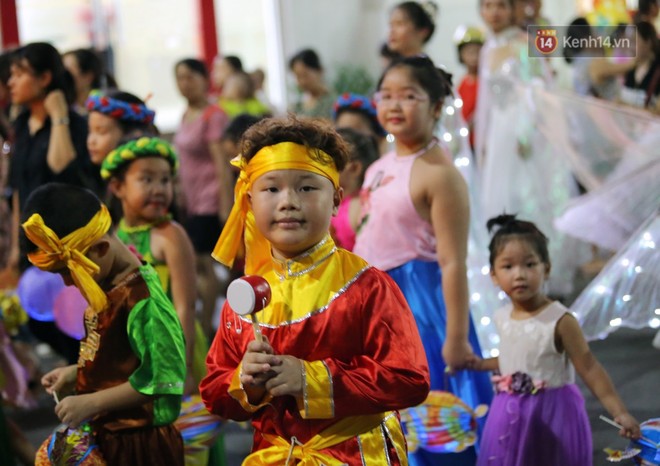 Các em nhỏ thích thú với màn biểu diễn bong bóng của nghệ sĩ Fan Yang trong đêm hội Trung thu sớm - Ảnh 8.