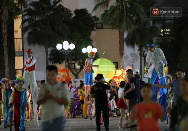 Các em nhỏ thích thú với màn biểu diễn bong bóng của nghệ sĩ Fan Yang trong đêm hội Trung thu sớm - Ảnh 6.