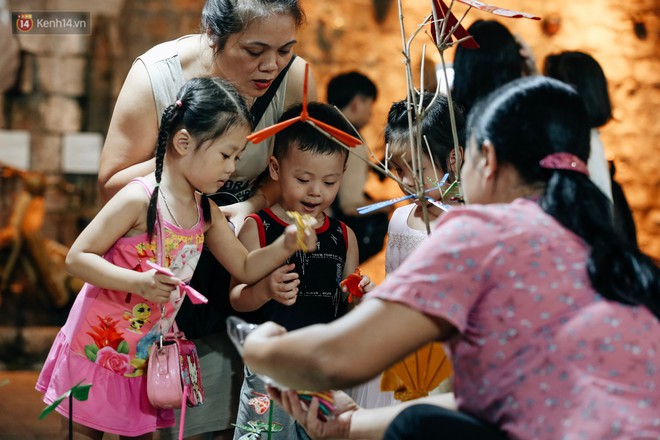 Hàng trăm đèn lồng lơ lửng trên con phố bích hoạ Phùng Hưng - địa điểm checkin mới của giới trẻ dịp Trung Thu - Ảnh 10.