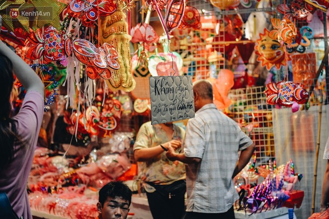 Tiểu thương chợ Trung thu truyền thống Hà Nội đồng loạt treo biển Không chụp ảnh, hãy là người có văn hoá! - Ảnh 7.