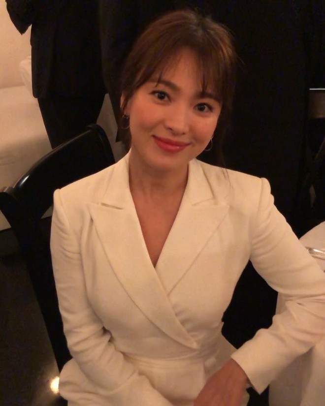 Sau khi bị chê không hợp “lồng lộn”, Song Hye Kyo quay lại style sương sương dự New York Fashion Week - Ảnh 9.