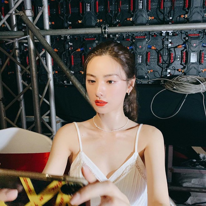 Ảnh hậu trường sự kiện ở Việt Nam của Nana khiến Dispatch phải để &yacute;: C&acirc;m n&iacute;n đẳng cấp body mỹ nh&acirc;n đẹp nhất thế giới! - Ảnh 8.
