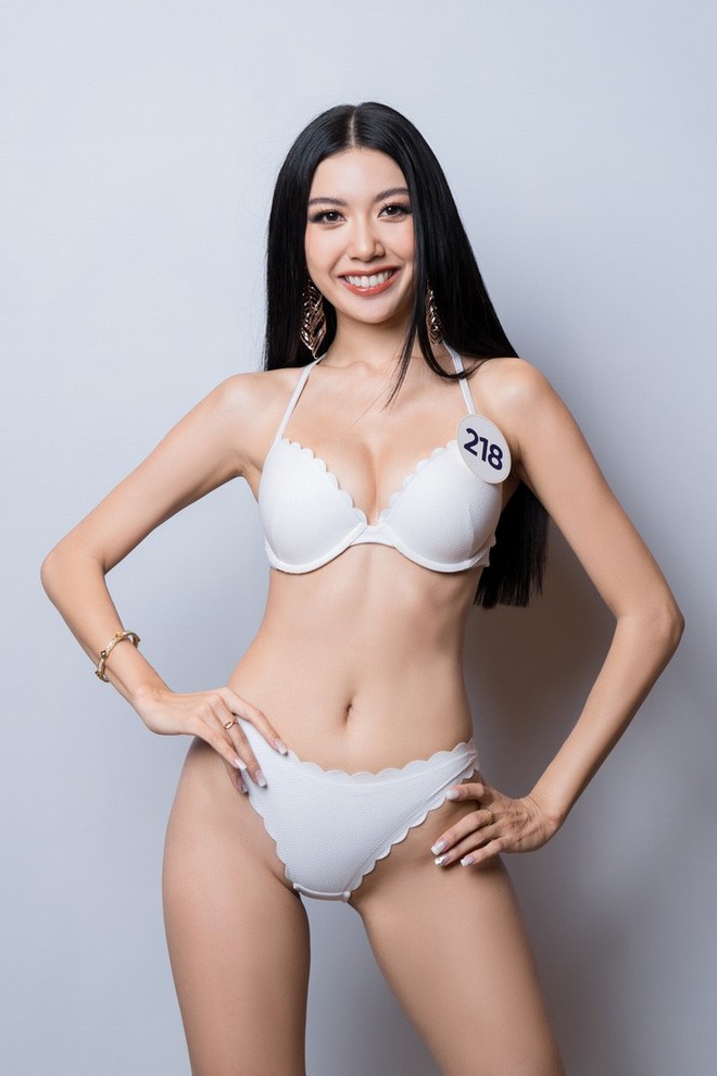 Thúy Vân bị soi mặc bikini không khác gì nội y, thú vị hơn là còn đụng hàng với Phạm Hương - Ảnh 1.