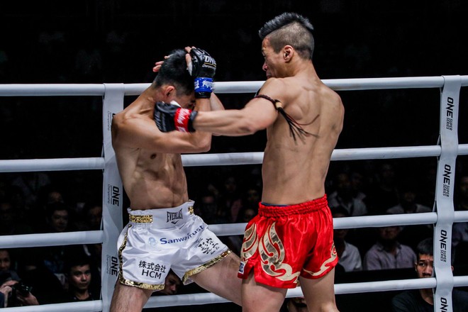 D&ugrave; rất nổi tiếng v&agrave; đẹp trai nhưng anh ch&agrave;ng n&agrave;y vẫn phải nhận c&aacute;i kết đắng v&igrave; lỡ phải gặp một v&otilde; sĩ mang d&ograve;ng m&aacute;u Việt rất đỉnh - Ảnh 3.