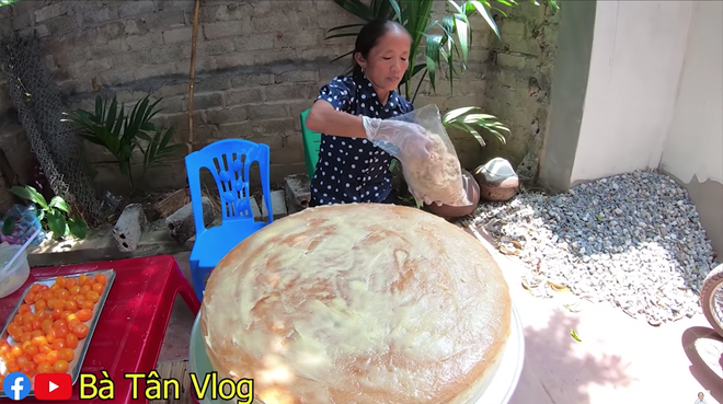 Ai từng huynh đệ tương tàn vì miếng trứng muối sẽ phát hờn với chiếc bông lan to nhất Việt Nam có tới 100 quả trứng muối của bà Tân Vlog - Ảnh 4.