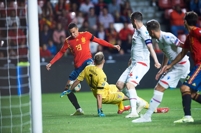 V&ograve;ng loại Euro 2020: T&acirc;y Ban Nha, Italy c&aacute;ch v&eacute; dự VCK chỉ 1 chiến thắng - Ảnh 3.