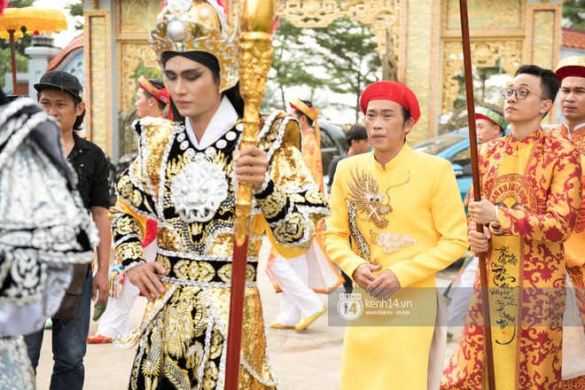 Đào Bá Lộc, Huỳnh Lập cùng dàn nghệ sĩ tề tựu tại nhà thờ của Hoài Linh dự giỗ tổ sân khấu - Ảnh 1.