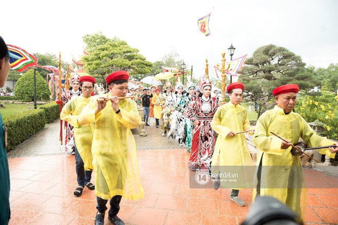 Đ&#224;o B&#225; Lộc, Huỳnh Lập, Angela Phương Trinh c&#249;ng d&#224;n nghệ sĩ tề tựu tại nh&#224; thờ của Ho&#224;i Linh dự giỗ tổ s&#226;n khấu - Ảnh 2.