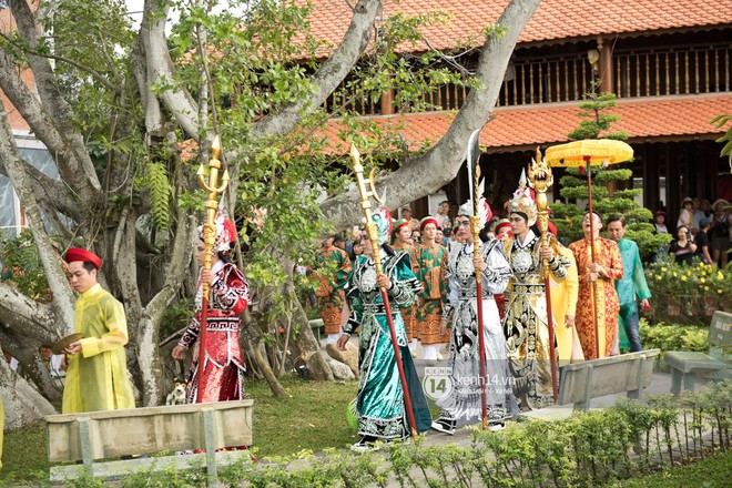 Đ&#224;o B&#225; Lộc, Huỳnh Lập, Angela Phương Trinh c&#249;ng d&#224;n nghệ sĩ tề tựu tại nh&#224; thờ của Ho&#224;i Linh dự giỗ tổ s&#226;n khấu - Ảnh 2.